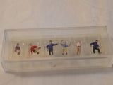 Kit com 6 figuras humanas, pintadas.